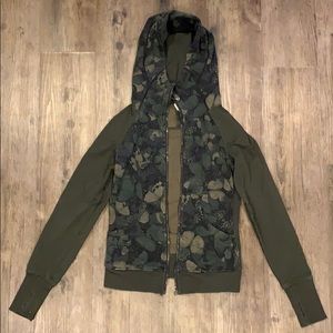 LULULEMON GREEN FLORAL ZIP UP W/ HOOD! SIZE 4